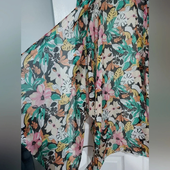 Lane Bryant Sheer Floral/Tropical Tasseled Scarf Ruana in Size One size - Picture 5 of 9